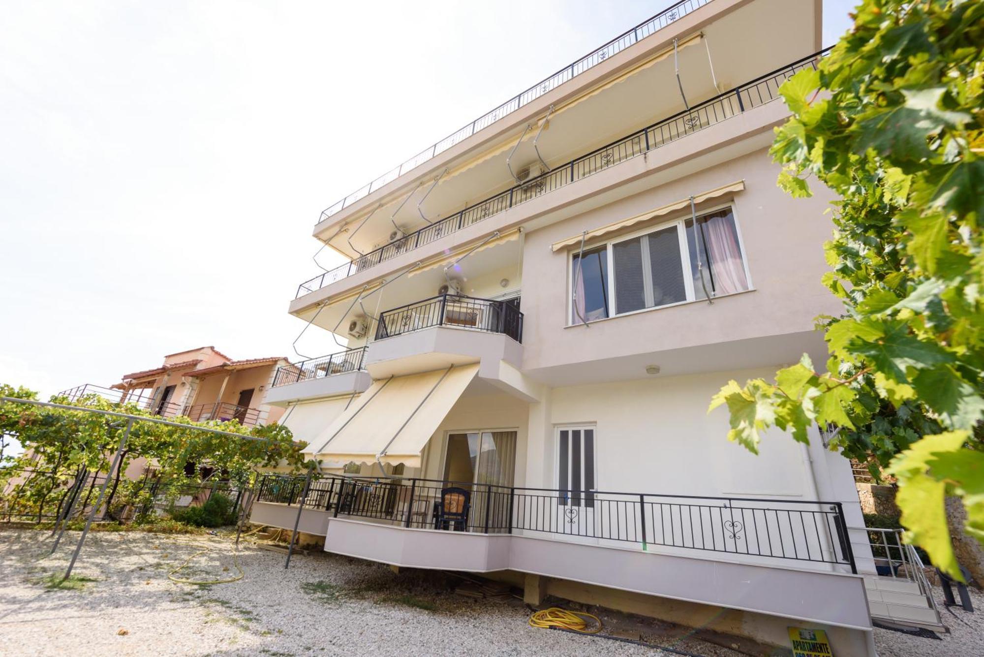 Vasili'S Family Apartments Himarë Eksteriør billede
